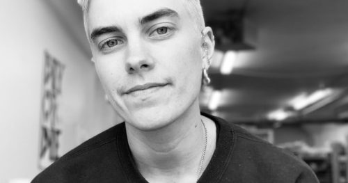 Portrait en noir et blanc de Marion Schneider, artiste numérique